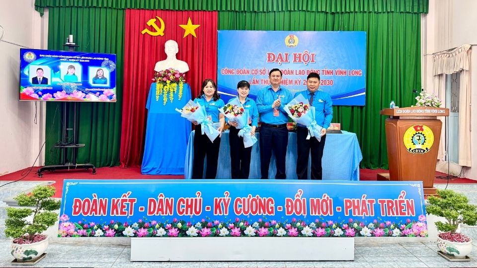 El Presidente de la Federacion Laboral Provincial entrega flores para felicitar al Comite Ejecutivo del Sindicato de la Federacion Laboral Provincial para el mandato 2025 - 2030. Foto: Hoang Loc