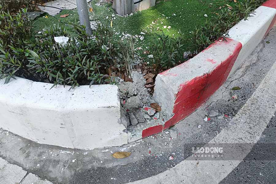 Dai phan cach bi vo sau khi oto dam vao. Anh: Ha Hieu