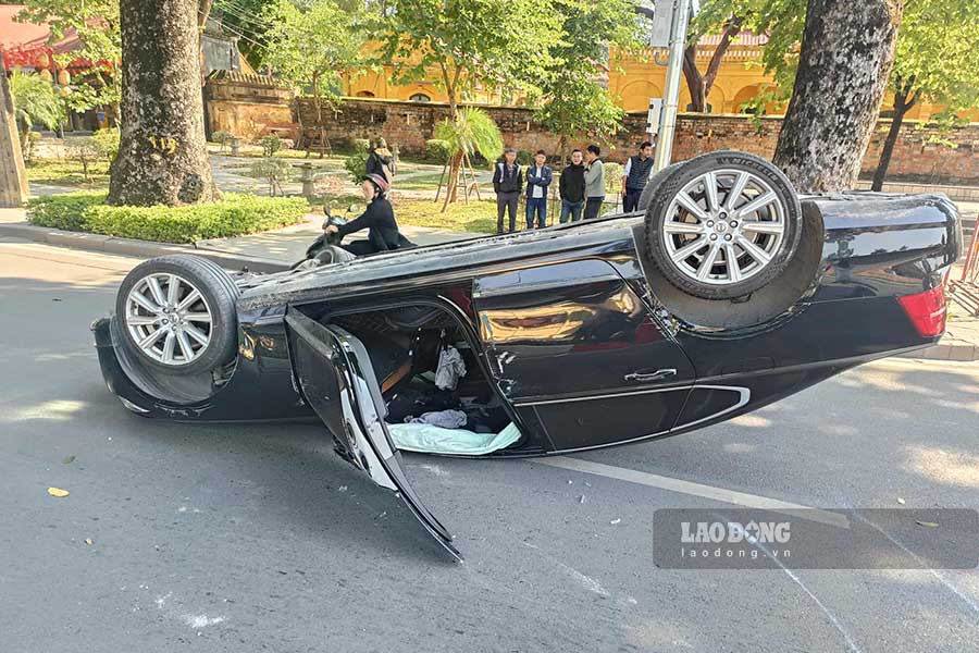 Oto nam ngua tren duong. Anh: Ha Hieu