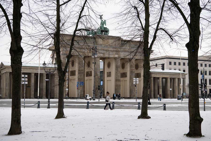 People walk through the Brandenburg Gate in Berlin, Germany, on November 24, 2025 - the time of the first snowstorm of the winter. Photo: Xinhua