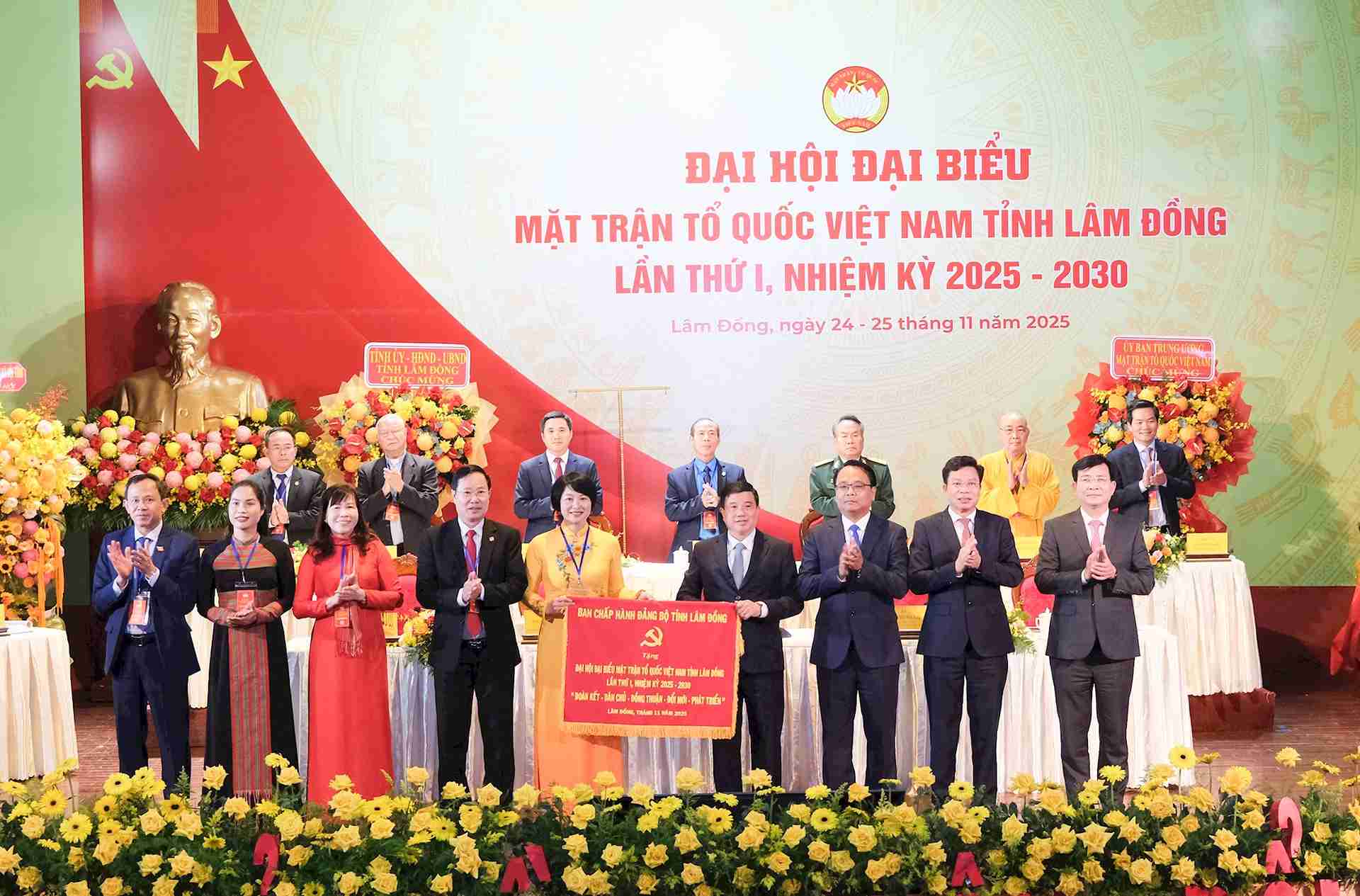 El Comite Ejecutivo del Partido Provincial de Lam Dong entrega una estatua de felicitacion al Congreso. Foto: Phuc Khanh