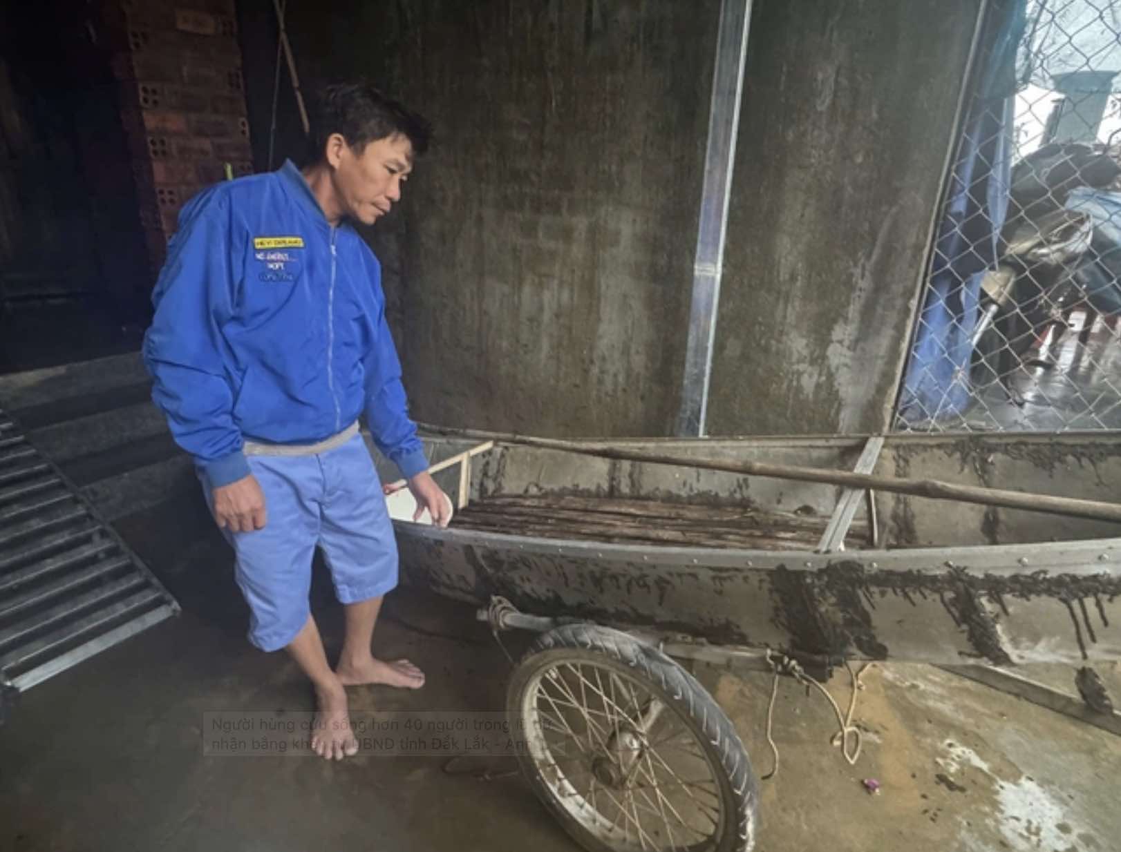 El Sr. Tran Cong Thanh cogio solo un pequeño barco para salvar la vida de mas de 40 personas en la historica inundacion en Dak Lak. Foto: Ton That