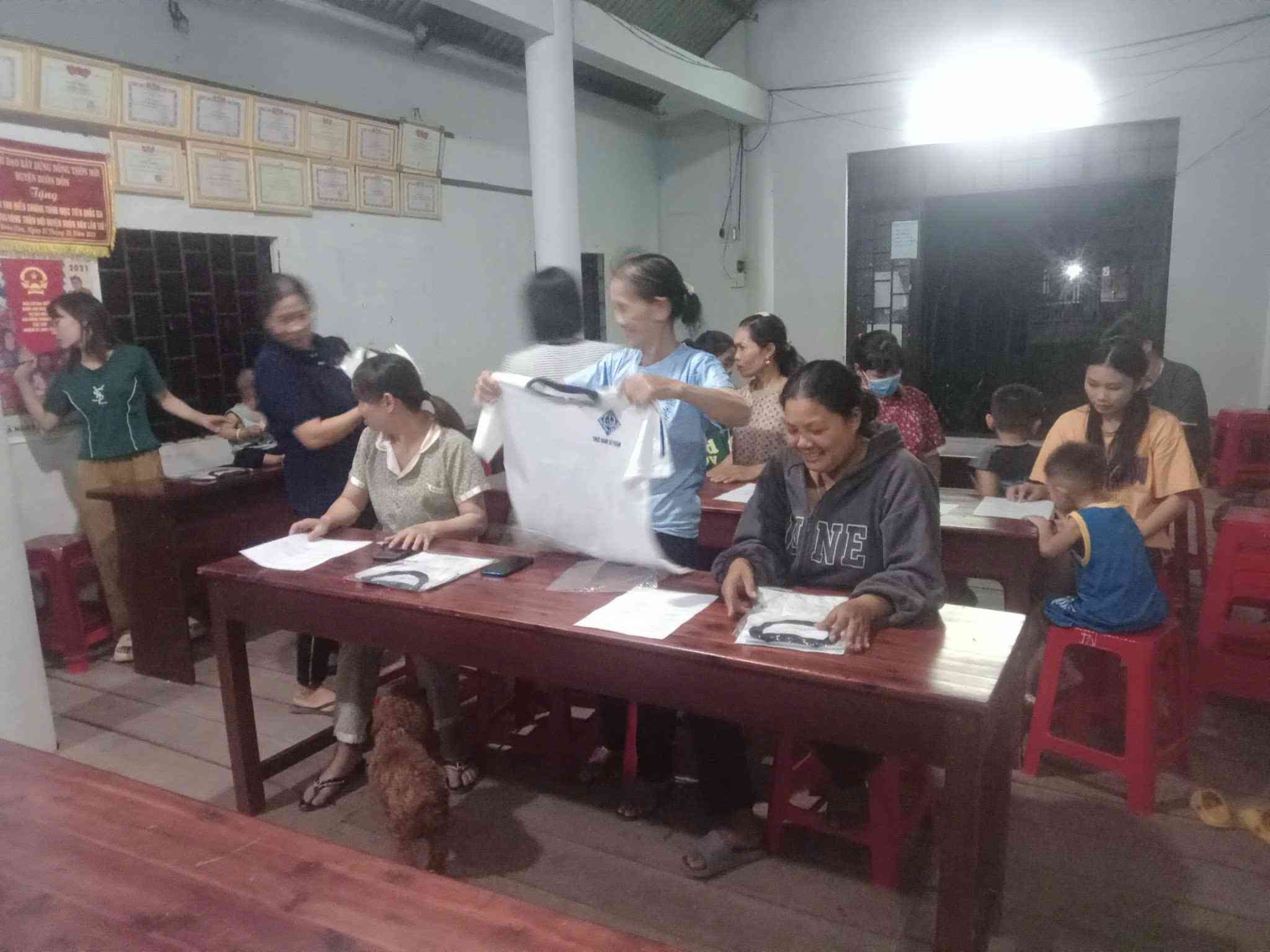 Nguoi dan duoc tap huan, pho bien ve phuong thuc cham soc suc khoe, cai thien dinh duong cho tre. Anh: Bao Lam