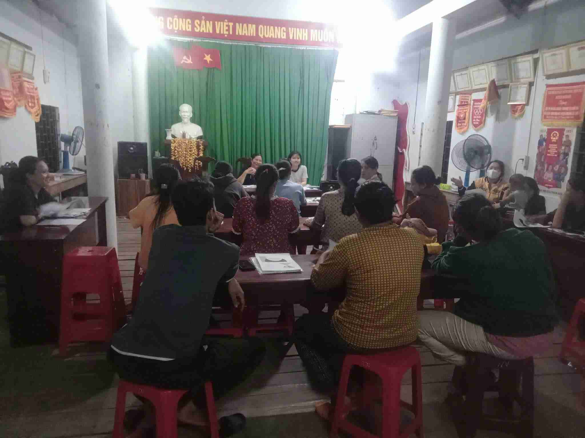 부온돈 코뮌 기능 기관은 브리지 홍보를 조직하고 브리지 마을 주민들의 건강을 돌봅니다. 사진: 바오람