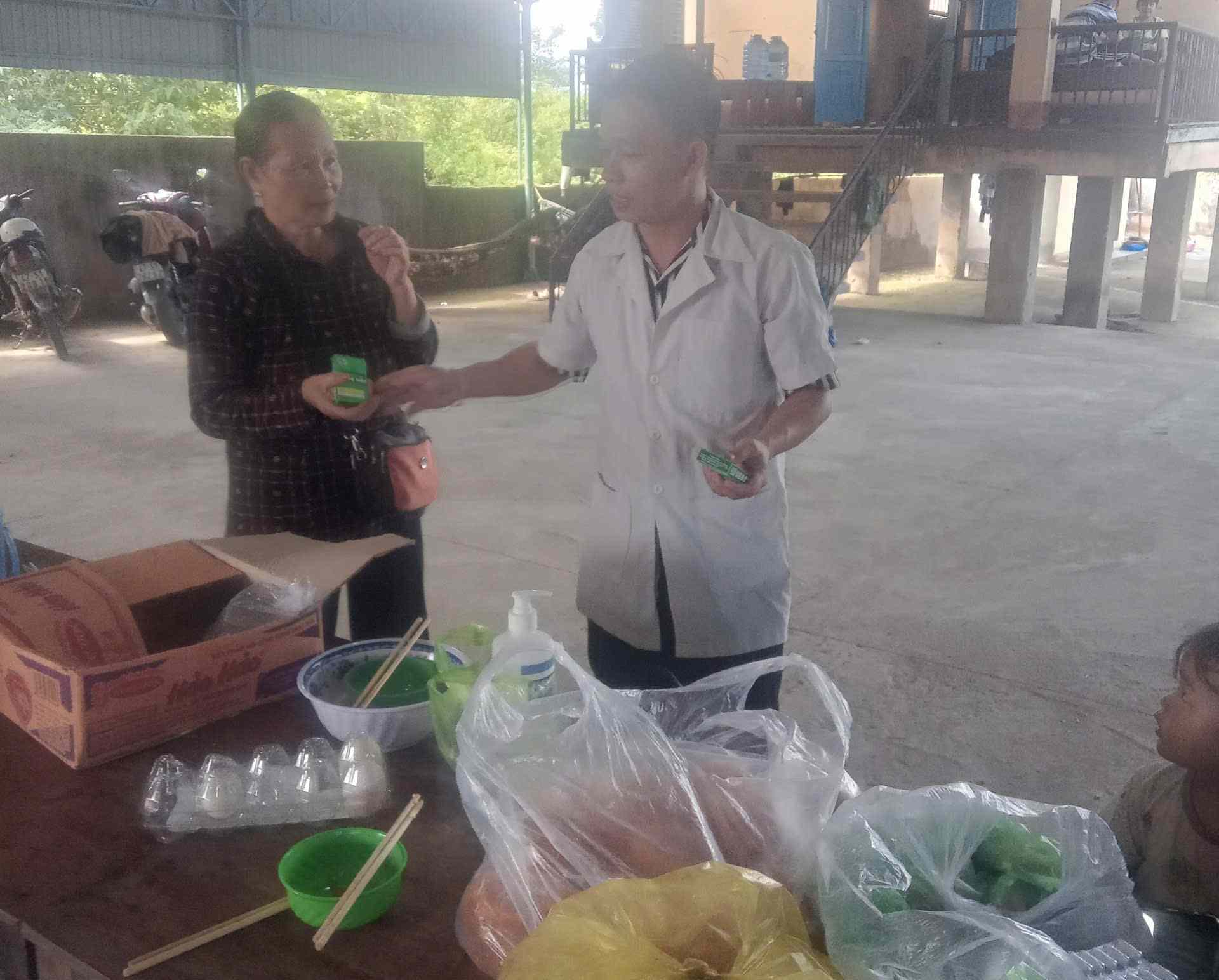 Cac buoi tap huan, huong dan cai thien dinh duong duoc trien khai ngay o co so. Anh: Bao Lam