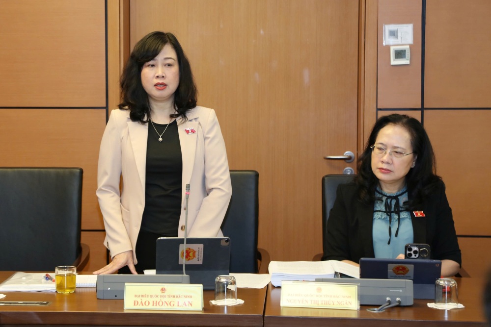 다오홍란 보건부 장관은 군대의 병원 신축 보건소 수리 및 개선 병원 신축 또는 신축에 대한 정보를 제공했습니다. 사진: 민안