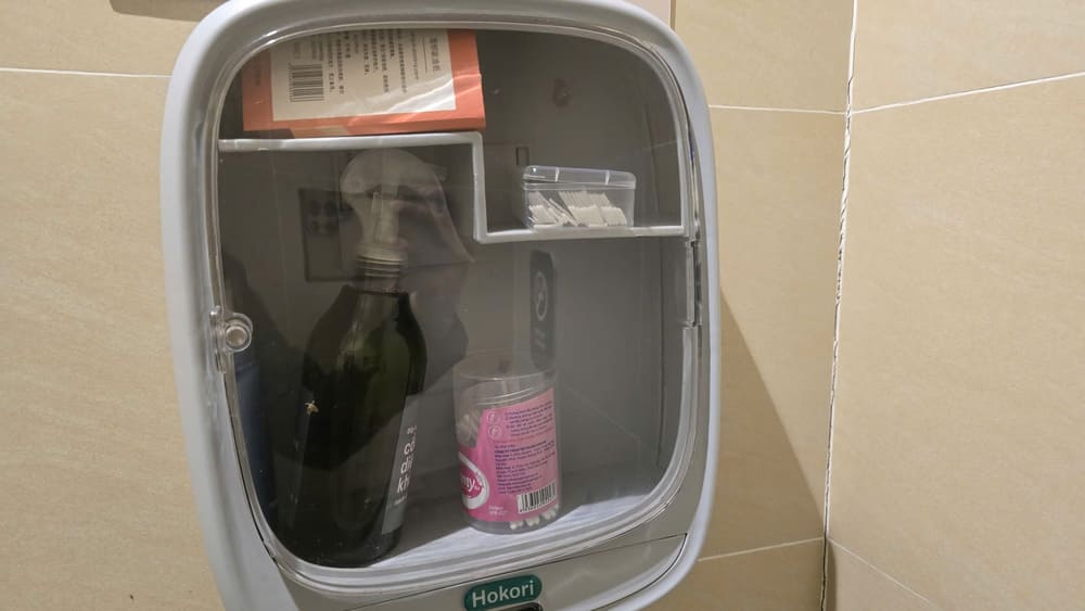 Usar cajas de hormigon para guardar pequeños articulos ayudara a ahorrar espacio en el baño. Foto: Tuan Dat