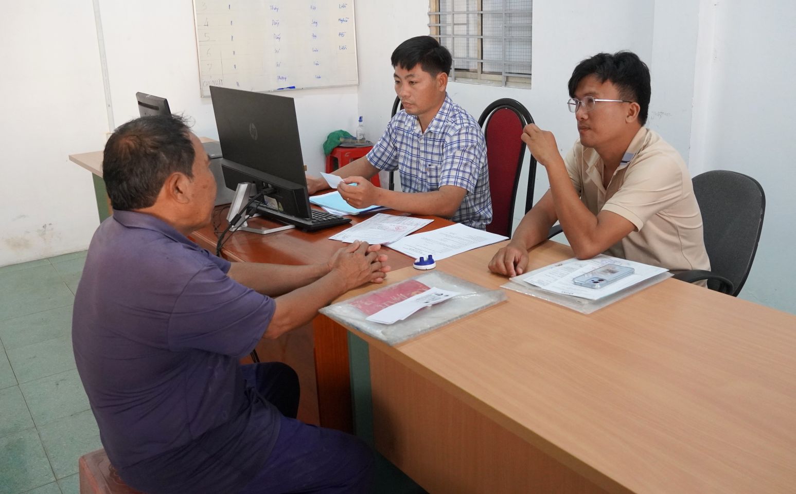 Ngu dan Vo Hoang Anh lam thu tuc xuat ben tai Van phong dai dien IUU tai cang ca Tran De (TP Can Tho). Anh: Phuong Anh