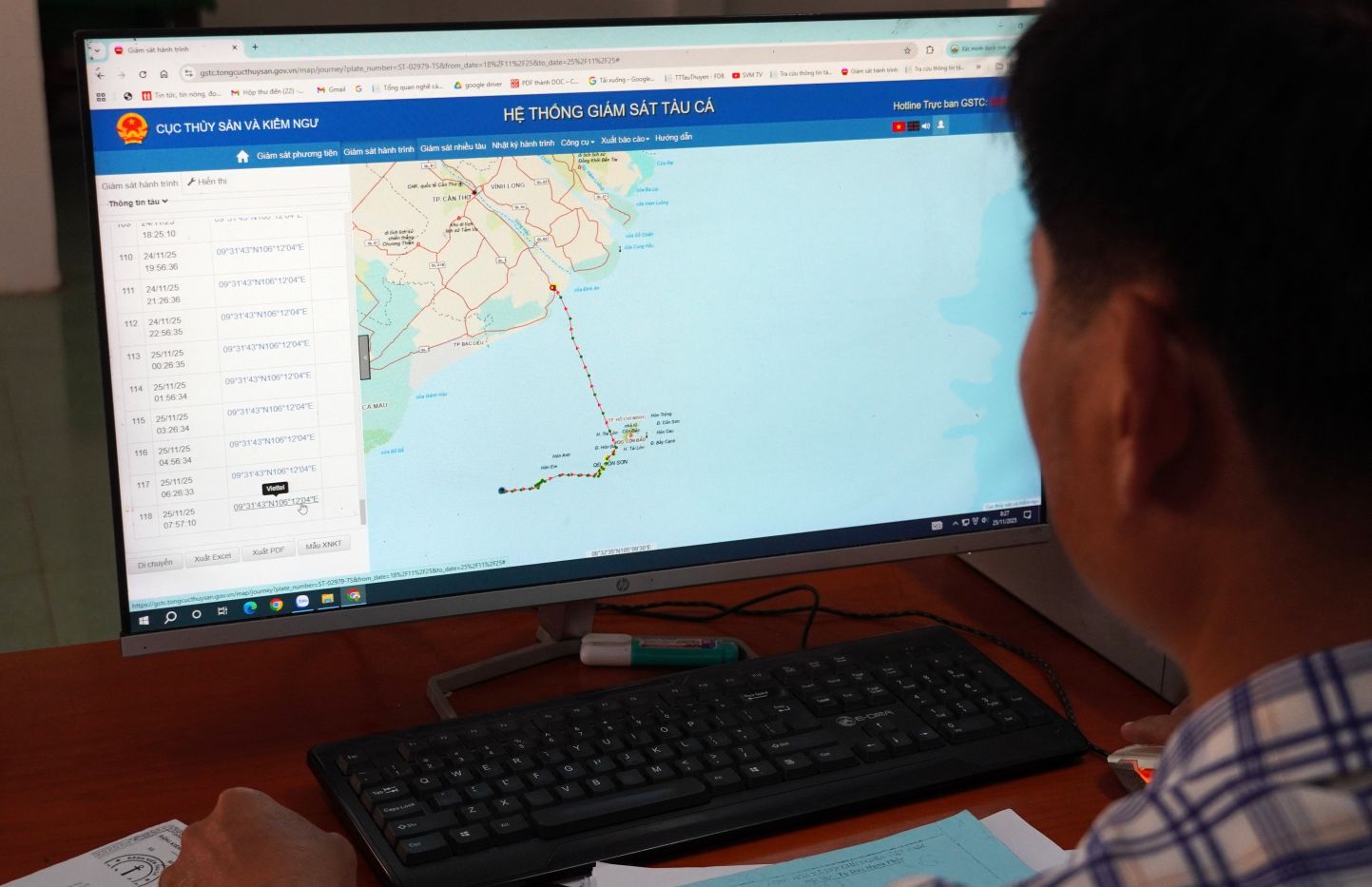 Can bo tai Van phong dai dien IUU theo doi hanh trinh tau ca. Anh: Phuong Anh