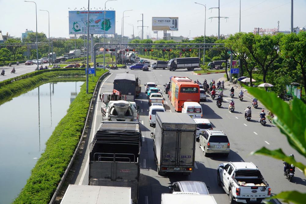 Quoc lo 1 (tu duong Kinh Duong Vuong den ranh Tay Ninh) se duoc mo rong len 10 - 12 lan xe. Anh: Nguyen Chan