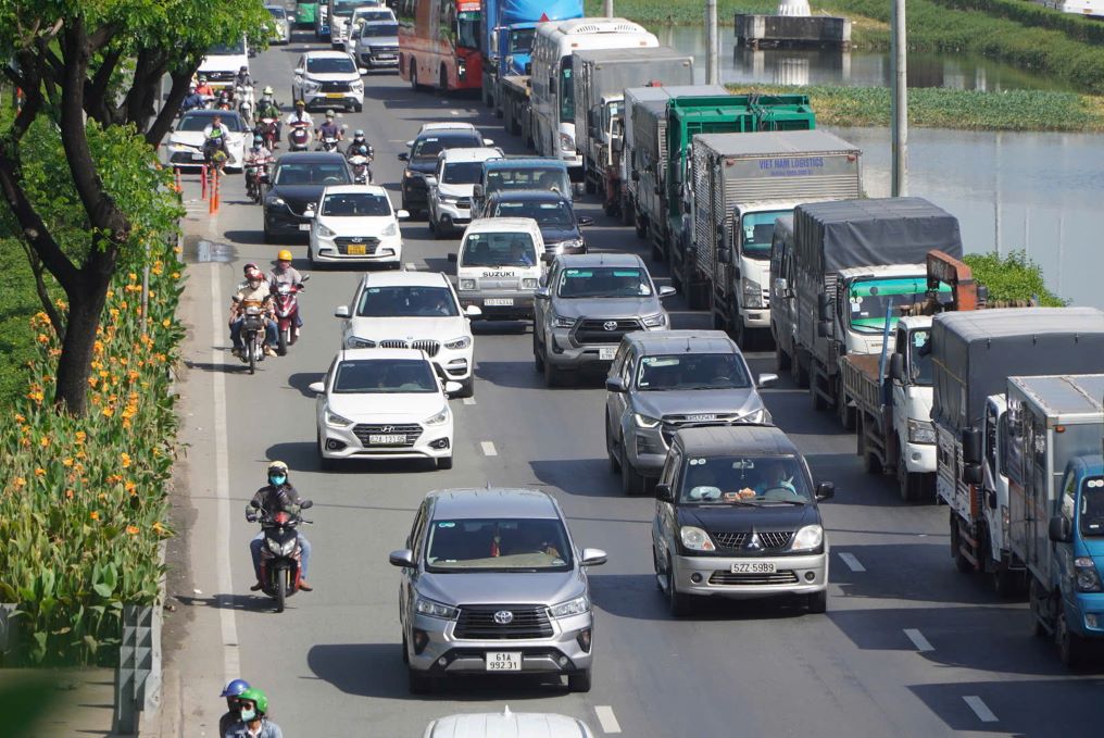 Mat duong Quoc lo 1, doan sap duoc nang cap, sua chua hien co 3 lan xe moi ben, kha chat hep khong dap ung duoc nhu cau luu thong ngay cang lon. Anh: Nguyen Chan