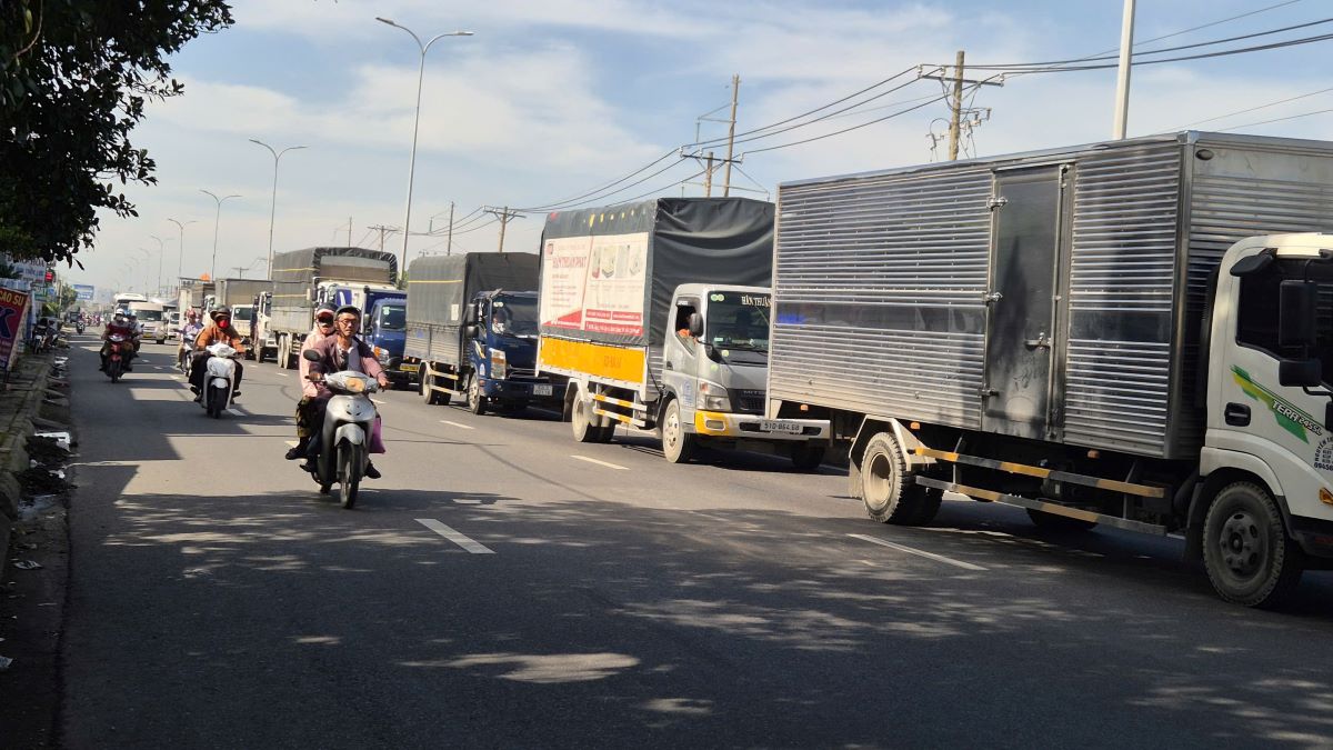 Phuong tien un u, dong duc tren Quoc lo 1 (huong di Tay Ninh) trong ngay 25.11. Anh: Nguyen Chan