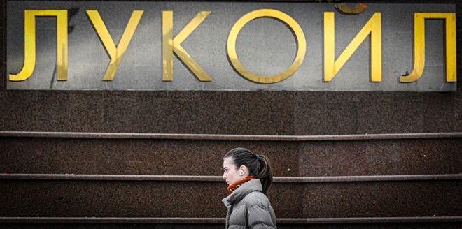 Logo ben ngoai tru so Lukoil o Matxcova, Nga. Anh: AFP