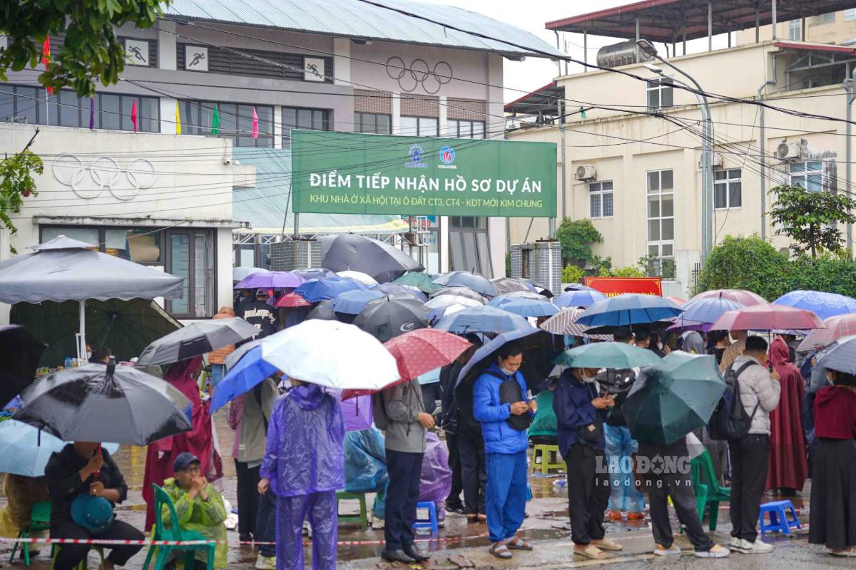 Hang dai nguoi doi mua xep hang cho vao diem nop ho so du an nha o xa hoi CT3 Kim Chung. Anh: Tuan Anh