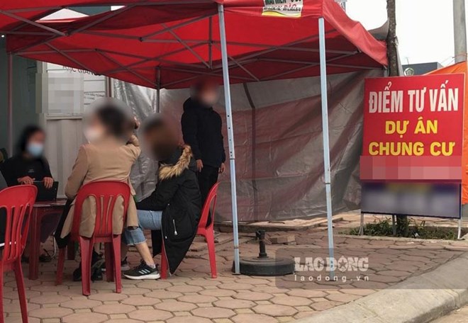 Un punto de asesoramiento y corretaje ubicado justo en la puerta de un proyecto de vivienda social en Bac Ninh foto tomada en 2022. Foto: Tran Tuan