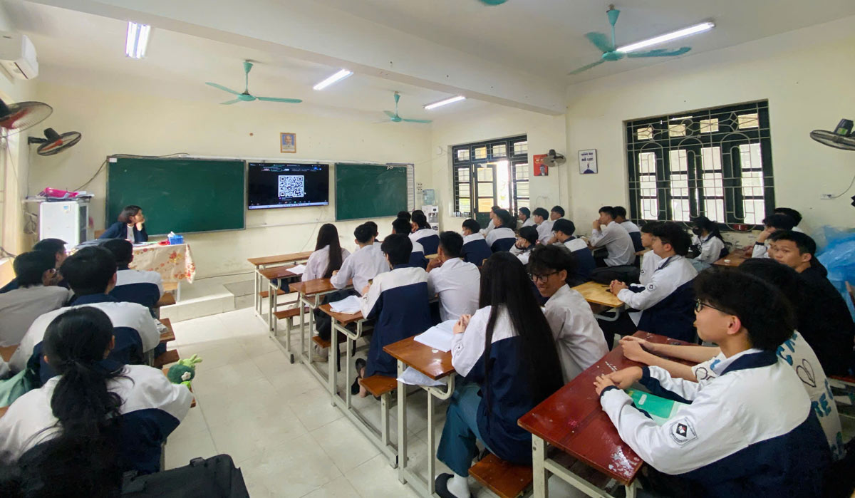 12th grade students are trying their best to conquer the high school graduation exam. Photo: Gia Phu
