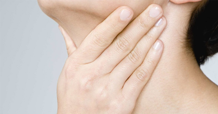 十分な水を飲まない、または口を閉じたまま寝る習慣は、夜間に喉を乾燥させます。写真:Thao Nhung