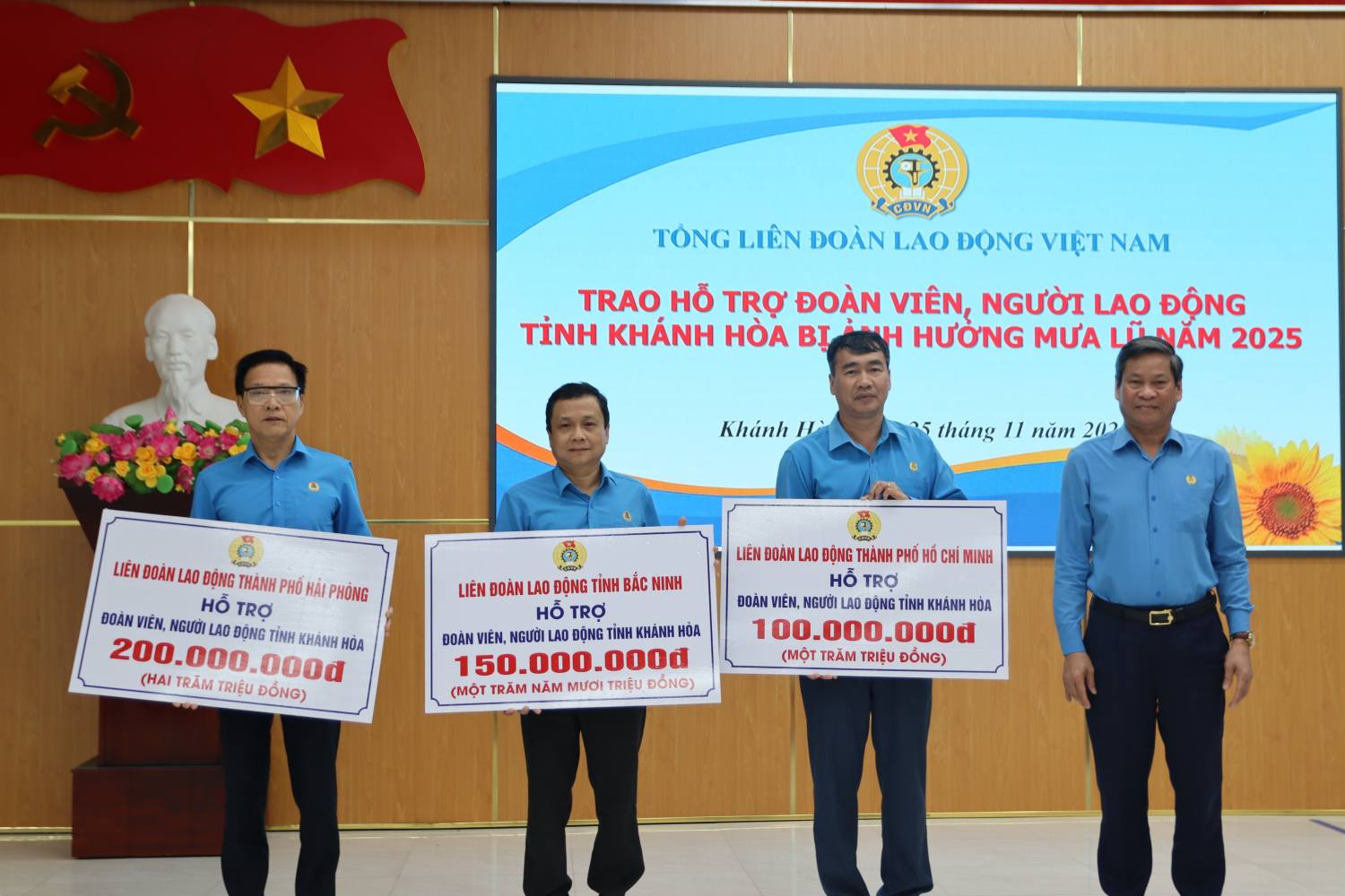 Ong Huynh Thanh Xuan, Pho Chu tich Tong Lien doan Lao dong Viet Nam trao ho tro doan vien; dong thoi trao qua ho tro cua cac Lien doan Lao dong cho Khanh Hoa tiep suc doan vien. Anh: Phuong Linh