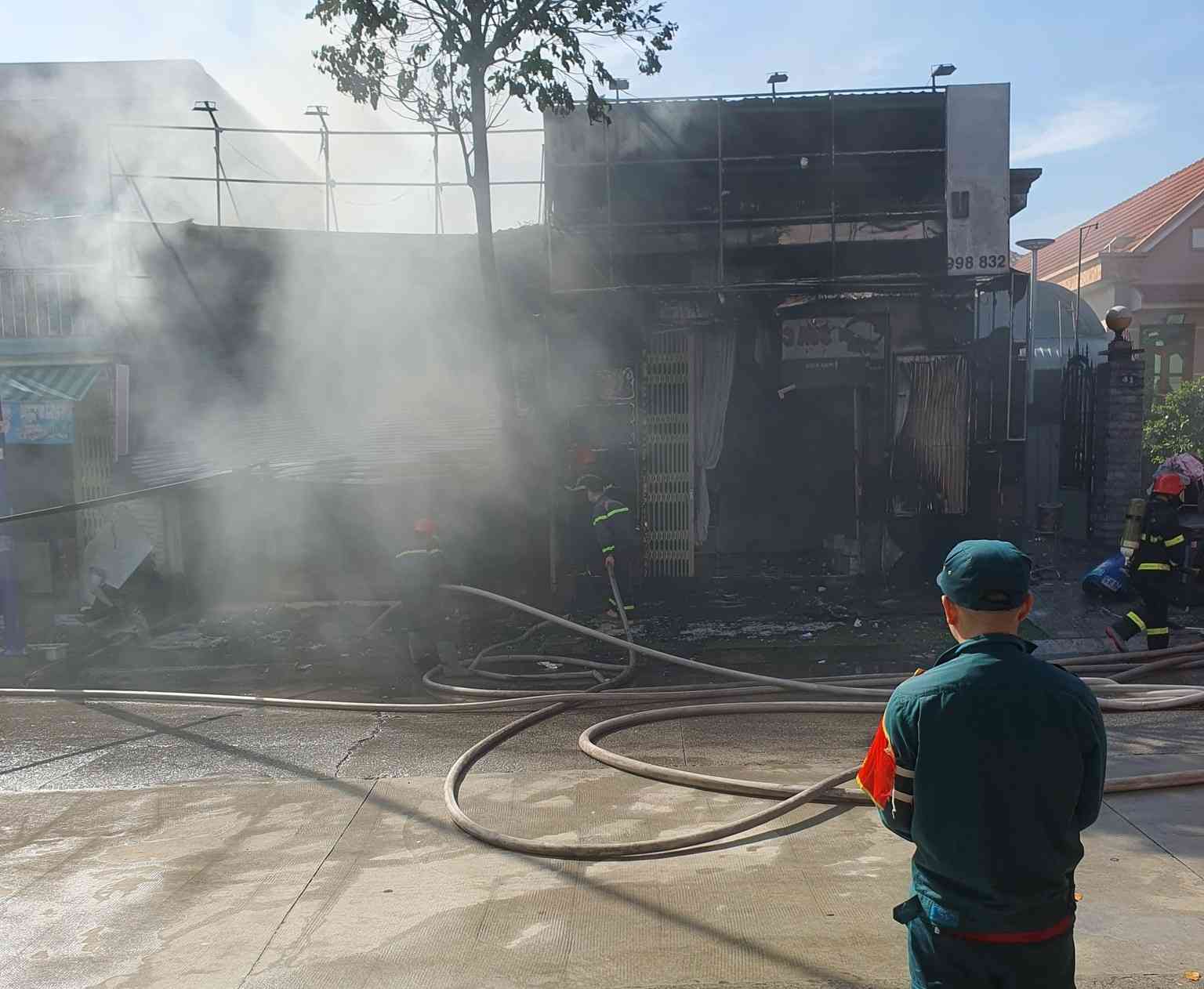 Hien truong vu chay 2 can nha. Anh: Ban doc cung cap