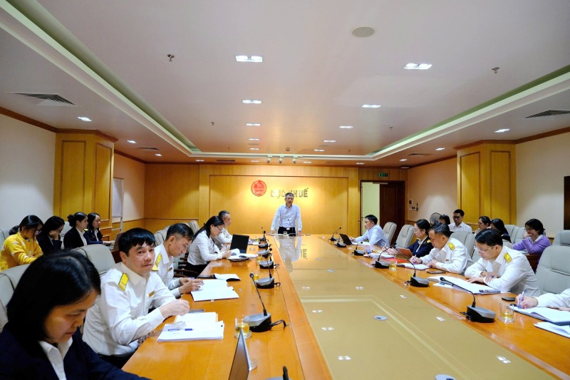 마이쑤언탄 세무국장은 전체 세무 부문이 서비스 정신을 계속 향상시키고 납세자의 만족도를 서비스의 중심으로 삼을 것을 요구했습니다. 사진: 세무국