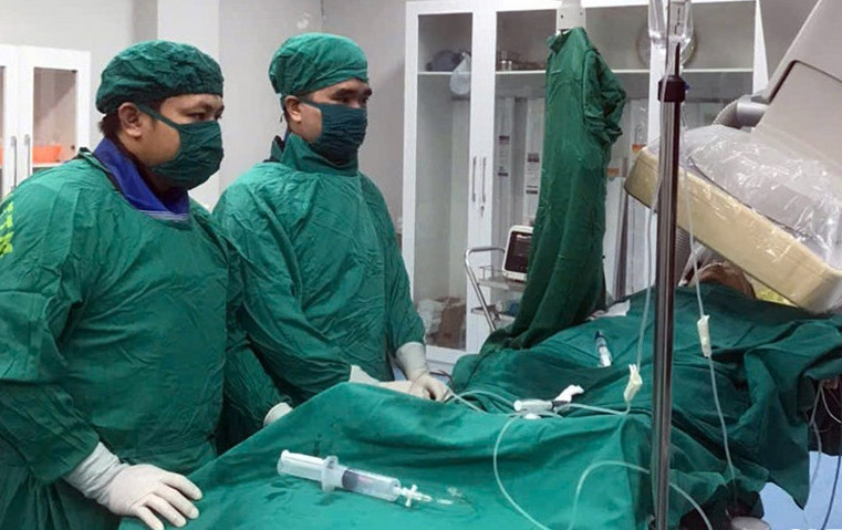 Patient D stopped for 30 minutes and was saved by doctors at Ha Tinh General Hospital. Photo: Tuan Dung