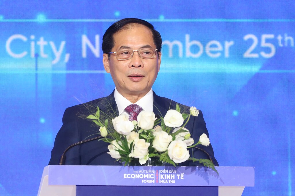 부이 탄 손 부총리는 호치민시에서 열린 2025년 가을 경제 포럼 틀 내에서 젊은 세대를 위한 의미 있는 프로그램을 조직한 창의성을 높이 평가했습니다. 사진: 안 뚜