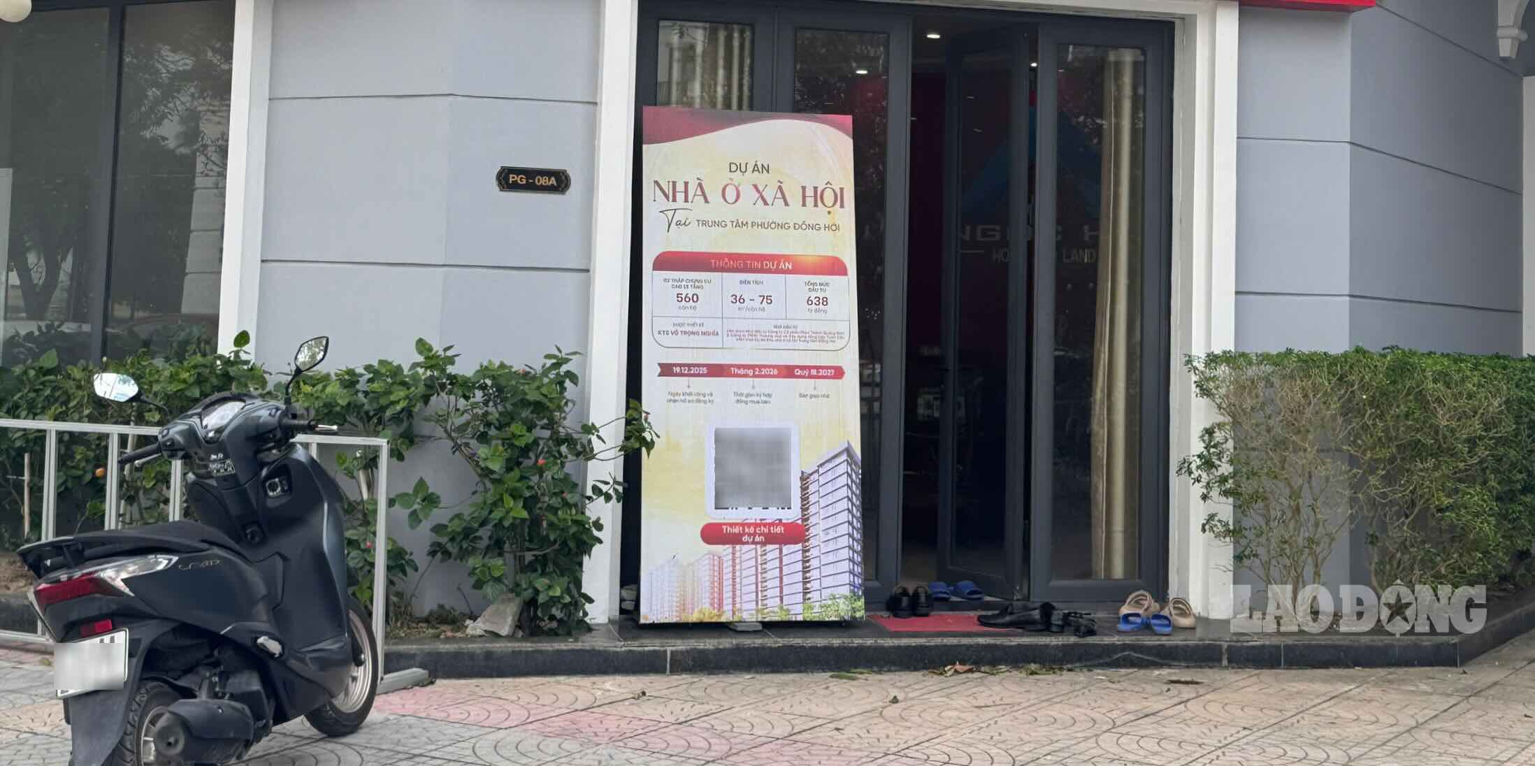 After Lao Dong Newspaper's reflection on "reserving a goodwill space", the investor removed the board with the information "Place to receive social housing project documents". Photo: Cong Sang