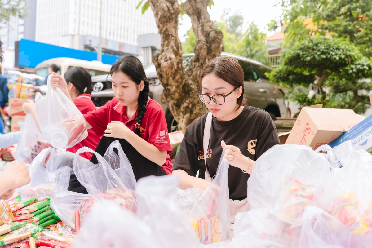 Ho Chi Minh City people join hands to support people in Khanh Hoa province. Photo: Quang The