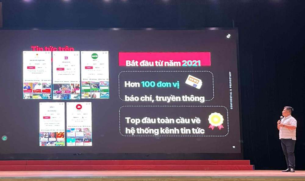 Ong Luu Dang Hai trinh bay ve hien trang bao chi Viet Nam tren Tiktok. Anh: Chi Long