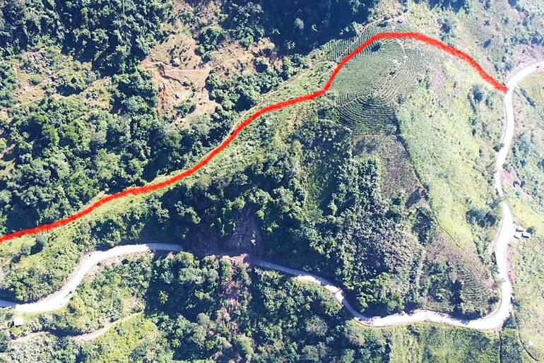 Nguoi dan muon vao hoac ra hai xa To Mua, Song Khua chi co cach di duong vong rat xa. Anh: Xuan Duong