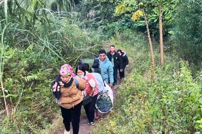 Nguoi dan di bo vong qua diem sat lo men theo nuong doi khoang 3 km. Anh: Xuan Duong