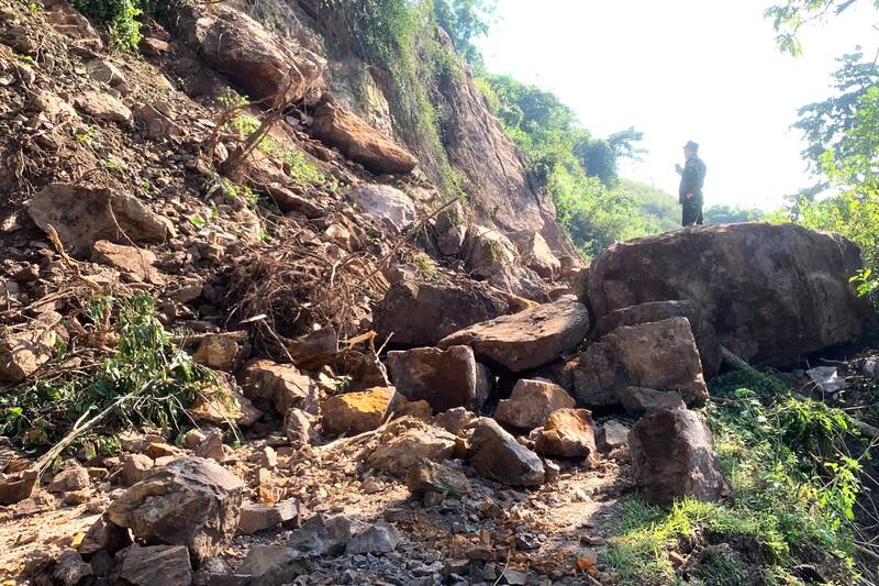 Sat lo tai Km17+ 765 tuyen tinh lo 101, xa To Mua, tinh Son La gay tac duong. Anh: Xuan Duong