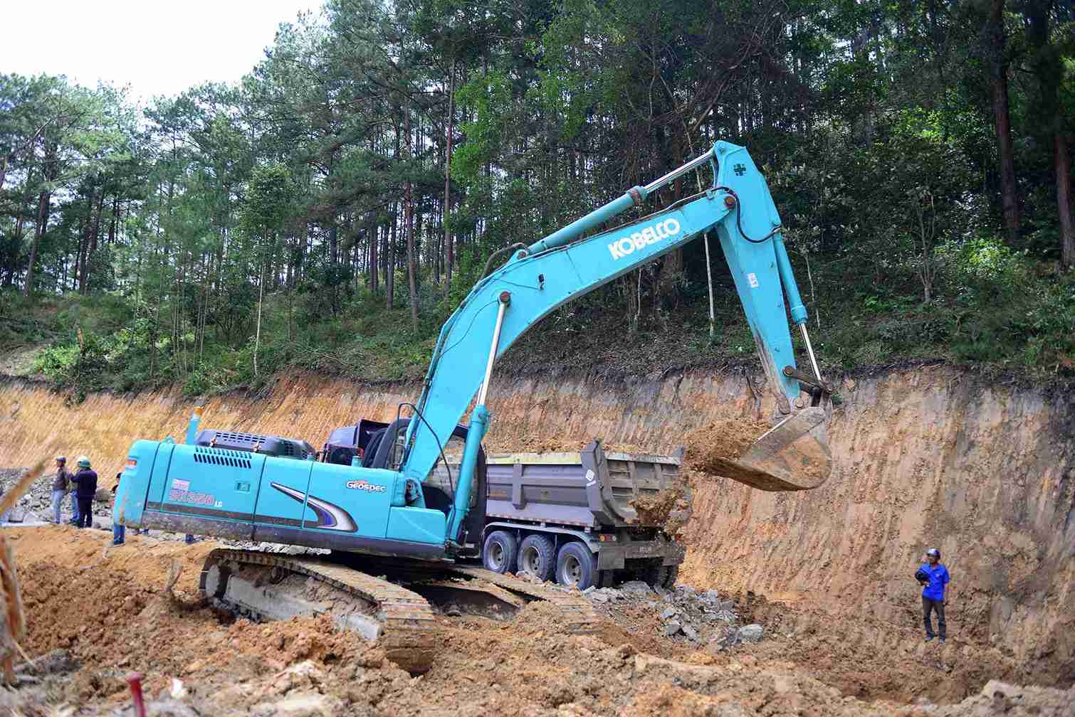 Don vi thi cong dang tap trung hoan thanh duong tam ne deo Mimosa de thong xe vao Da Lat. Anh: Phuc Khanh