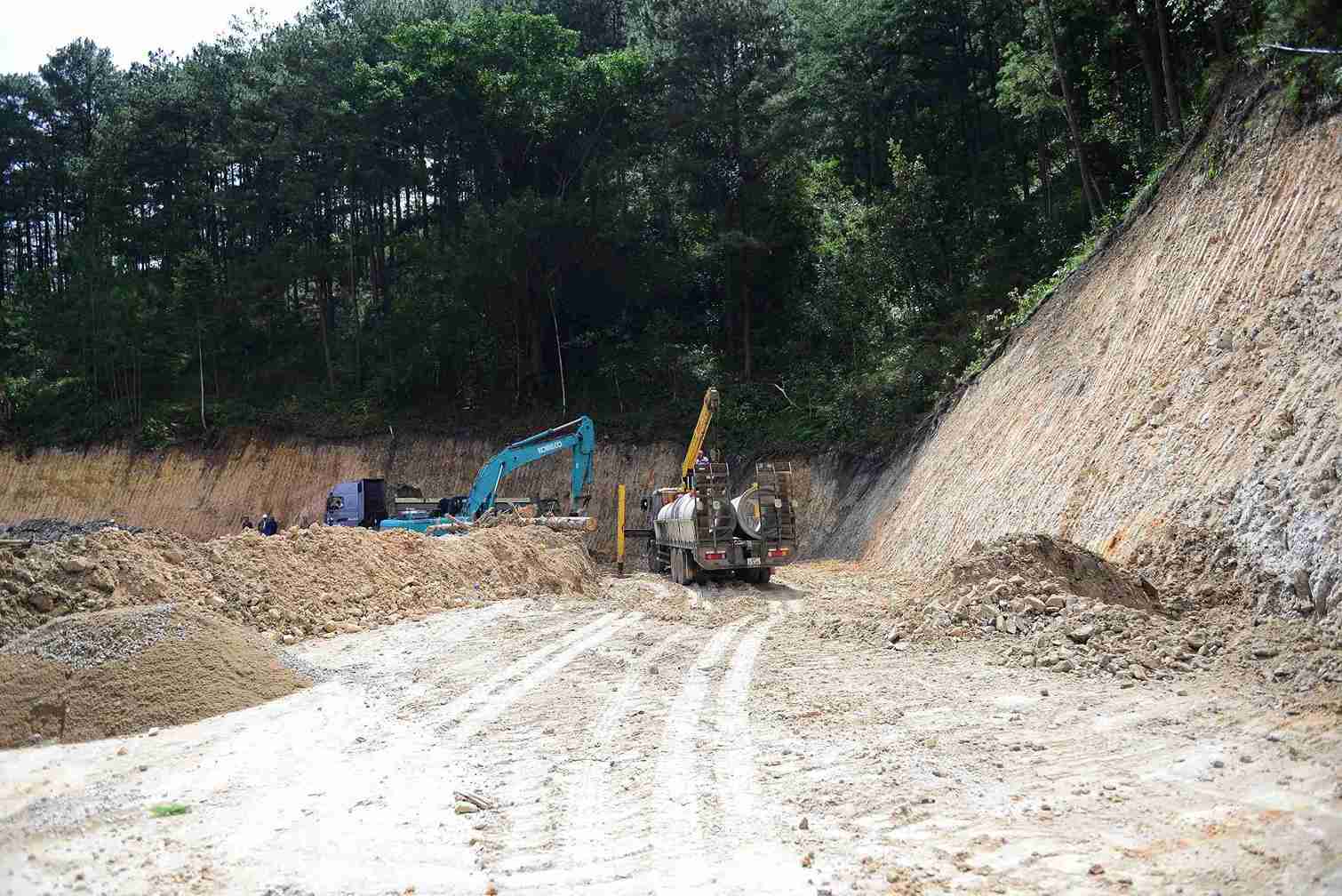 The temporary bypass road to Mimosa Pass - the gateway to Da Lat, 8m wide, is being urgently completed for traffic. Photo: Phuc Khanh