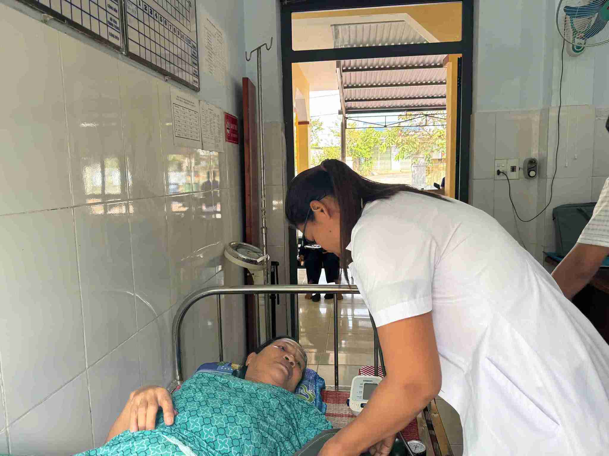 Nhan vien trung tam y te xa kham chua benh cho ba con. Anh: Bao Lam