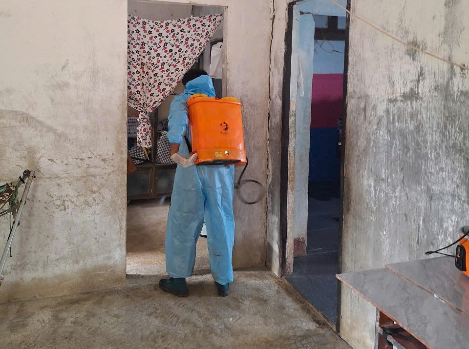 Luc luong y te den nha nguoi dan xa Buon Don phong chong dich benh truyen nhiem. Anh: Bao Lam