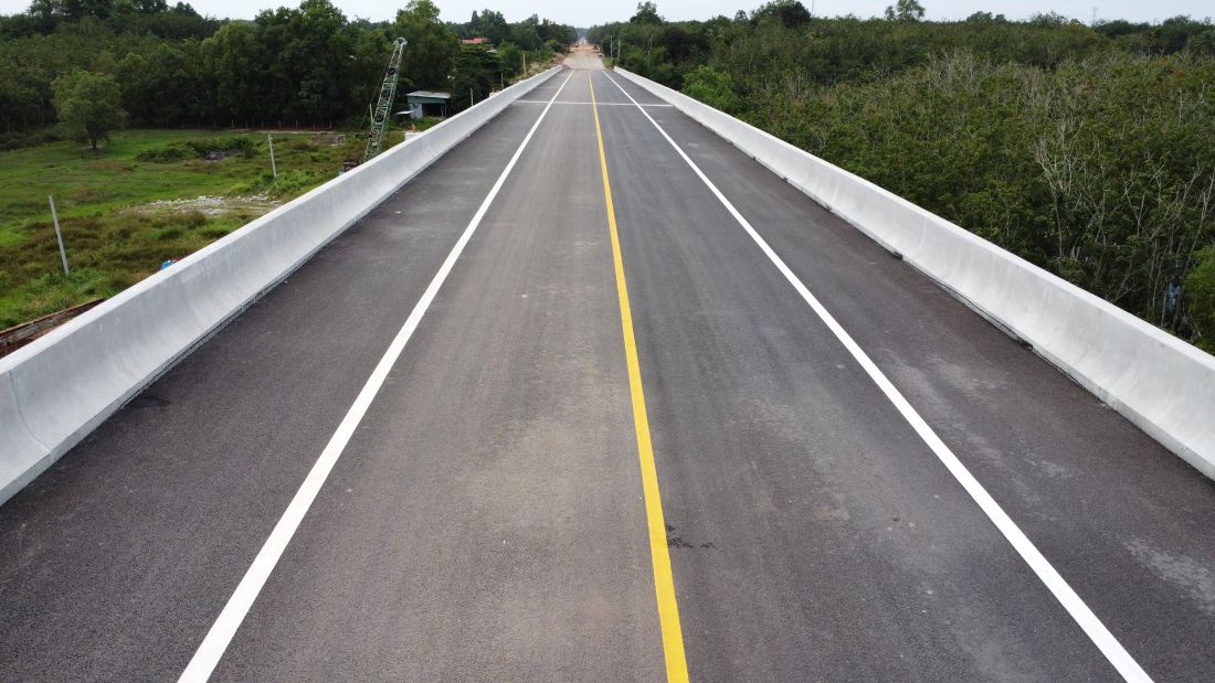 Cay cau 4 lan xe, moi ben 2 lan. Anh: Dinh Trong