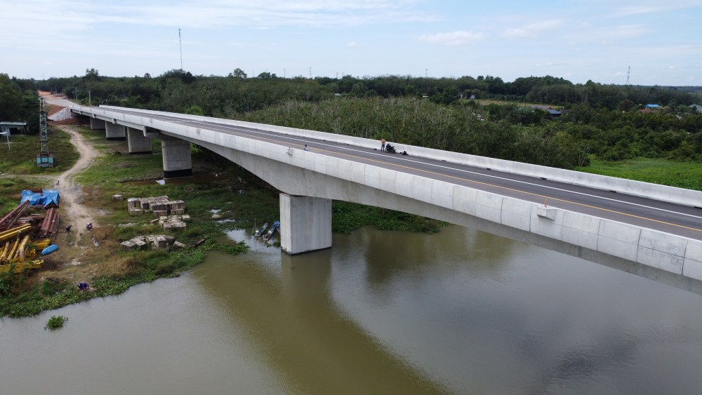 Hien nguoi dan di xe may co the luu thong qua cay cau nay. Anh: Dinh Trong