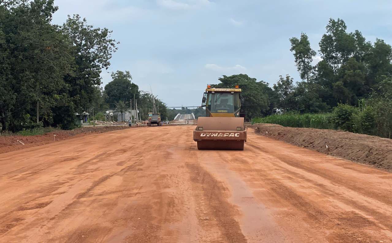 Duong dan len cau phia Tay Ninh dang duoc khan truong thi cong. Anh: Dinh Trong