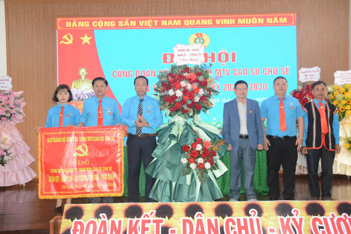 To chuc Cong doan cong ty tiep tuc cham lo doi song, bao ve quyen, loi ich chinh dang cho nguoi lao dong. Anh: Van Vinh 