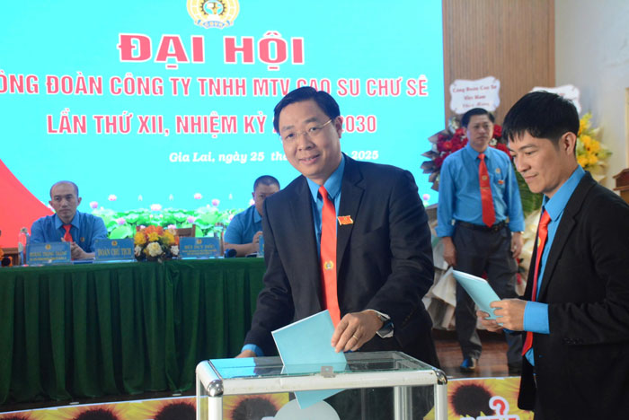 Lanh dao cong ty bo phieu bau Chu tich Cong doan cong ty. Anh: Van Vinh 