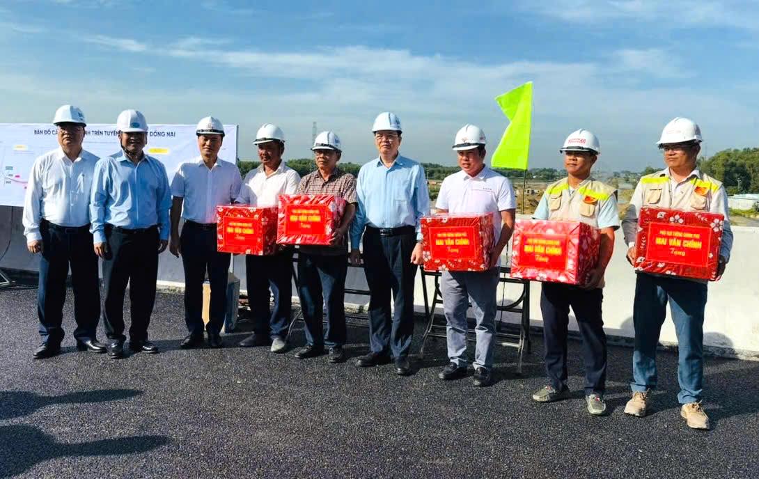 Pho Thu tuong Chinh phu Mai Van Chinh tang qua cho can bo, ky su, nguoi lao dong dang thi cong tai Du an duong Vanh dai 3 TPHCM doan qua Dong Nai. Anh: HAC