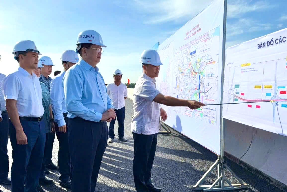 Pho Thu tuong Chinh phu Mai Van Chinh cung doan cong tac Chinh phu da kiem tra thuc dia Du an duong Vanh dai 3 TPHCM doan qua Dong Nai. Anh: HAC