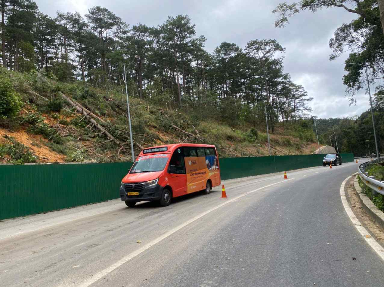 Vehicles travel through Prenn Pass - the gateway to Da Lat after the pass was opened to traffic at 1:00 p.m. on November 25. Photo: Phuc Khanh