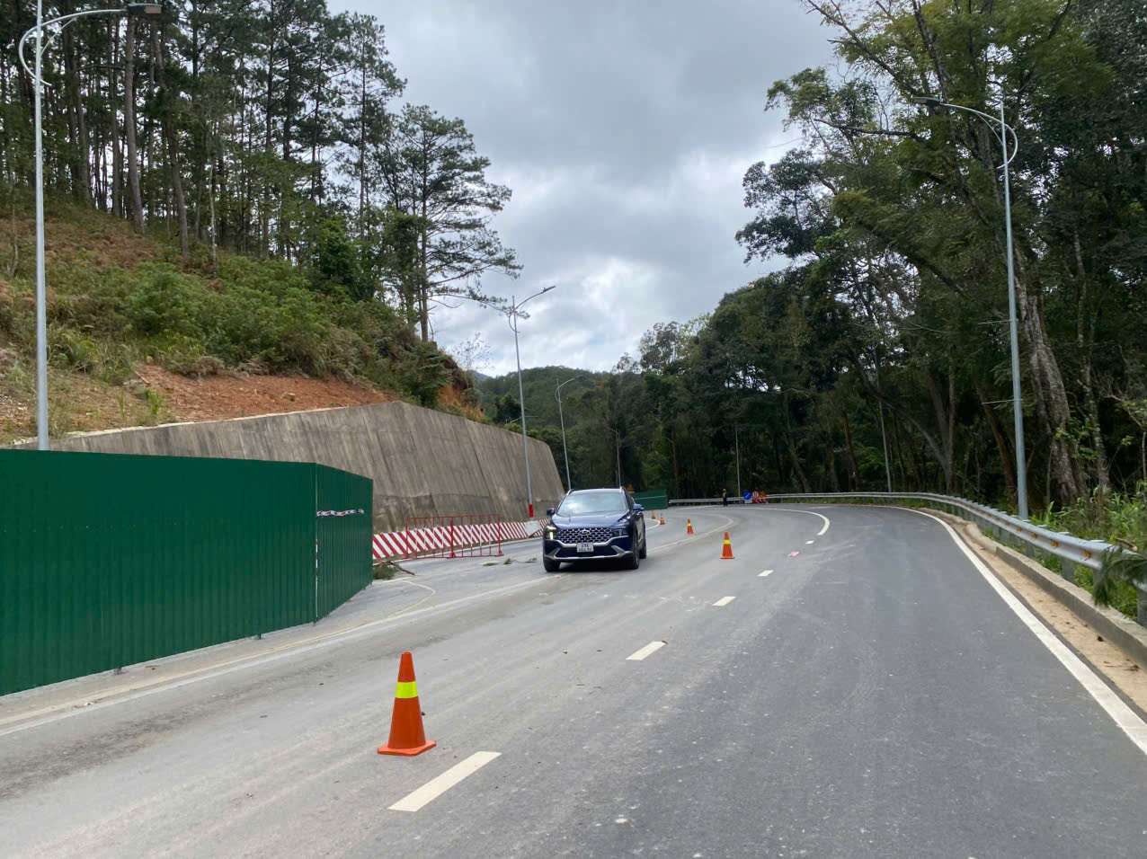 Phuong tien luu thong qua deo Prenn sau gan 10 ngay cam luu thong do sat lo. Anh: Phuc Khanh