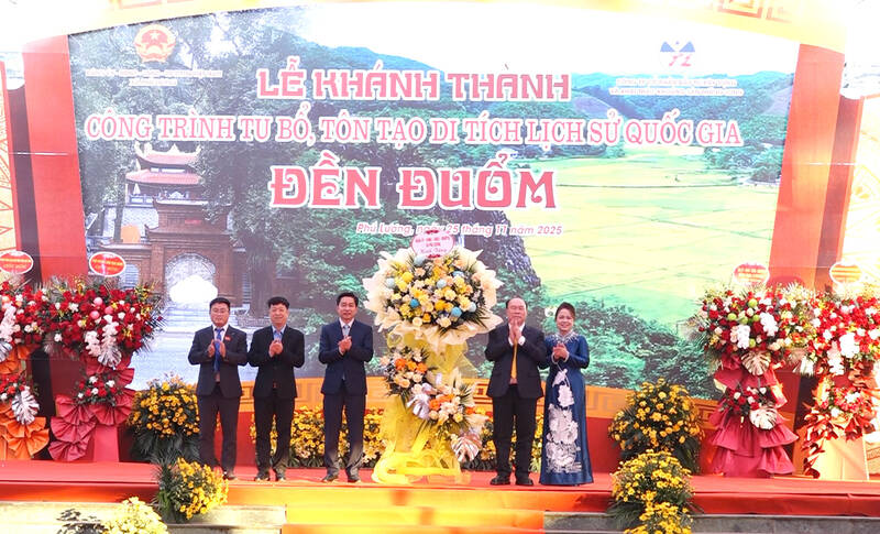 Cac dai bieu du le khanh thanh Den Duom. Anh: Phu Luong