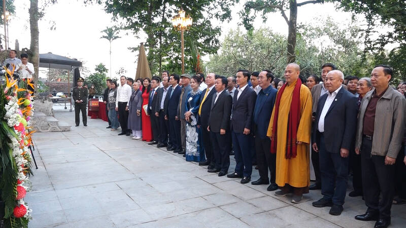 Cac dai bieu du le khanh thanh Den Duom. Anh: Phu Luong