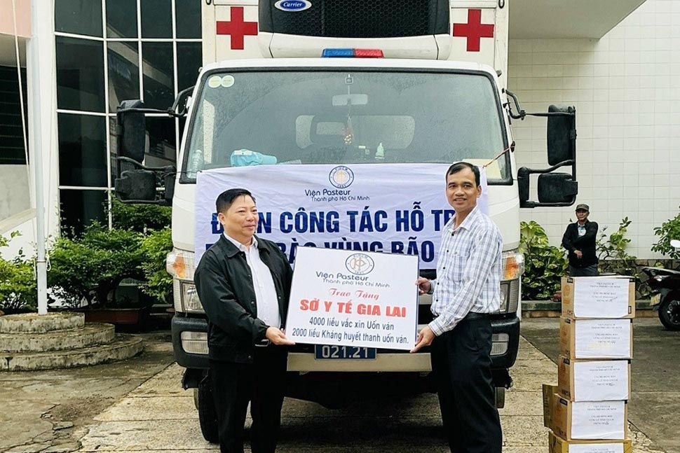 Vien Pasteur TP Ho Chi Minh trao tang 4.000 lieu vac xin VAT va 2.000 lieu huyet thanh SAT cho So Y te Gia Lai. Anh: Bo Y te