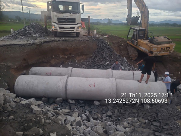 Repairing damage on Truong Son Dong road after the flood. Photo: Thanh Tuan