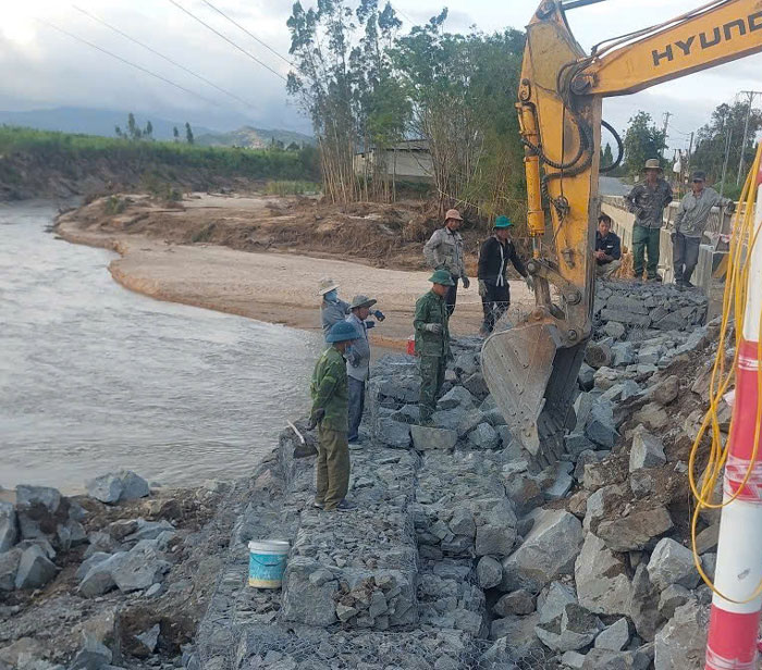 Hang chuc nhan cong bam duong, sua chua lai cac vi tri hu hong nang do sat, sut lun. Anh: Thanh Tuan